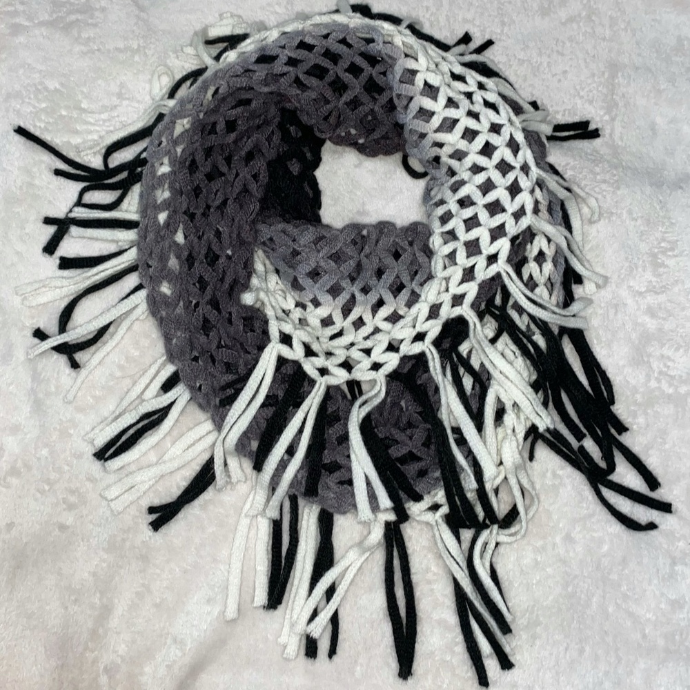 Fringe Crochet Scarf Pattern/ Black, White & Gray